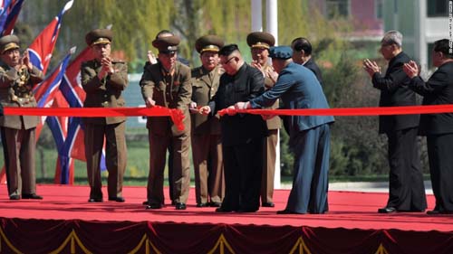 Kim Jong-un mời báo Mỹ xem thứ mạnh như "100 bom hạt nhân" - 5