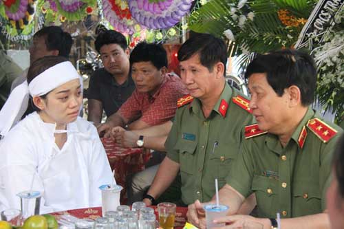 Thiếu tá CSGT tử vong bỏ lại vợ trẻ và 2 con thơ Thiếu tá CSGT tử vong bỏ lại vợ trẻ và 2 con thơ
