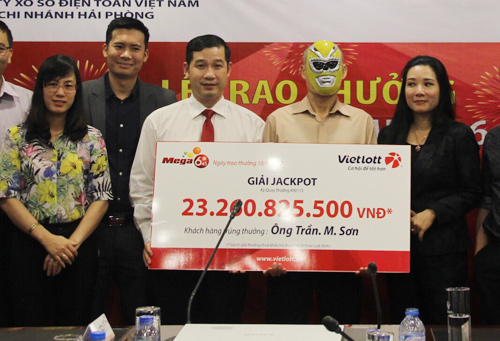 Lần đầu Vietlott công bố họ, tên người nhận jackpot “khủng” Lần đầu Vietlott công bố họ, tên người nhận jackpot “khủng”