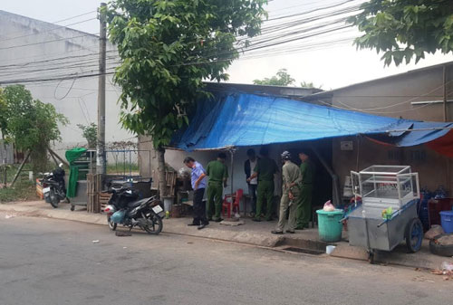 Giết bạn xong, cầm dao ngồi trước khu nhà trọ chờ... bị bắt Giết bạn xong, cầm dao ngồi trước khu nhà trọ chờ... bị bắt
