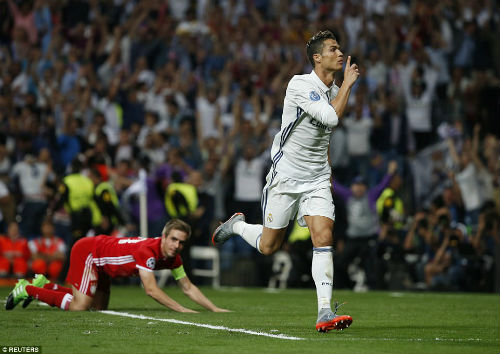 Vua Ronaldo 100 bàn bắt nạt đội "nhỏ": Vì Real vĩ đại nhất Vua Ronaldo 100 bàn bắt nạt đội "nhỏ": Vì Real vĩ đại nhất