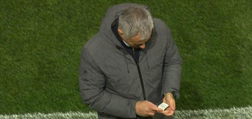 MU cách vé dự C1 3 trận: Nhờ “giấy thần” của Mourinho? - 2