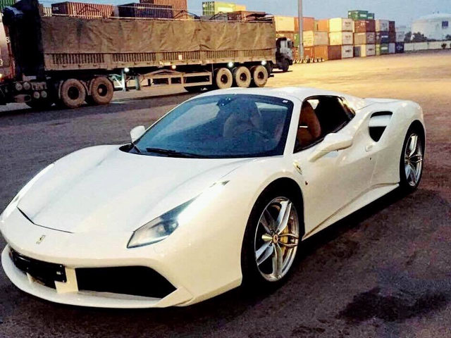 Xe tiền tỷ Ferrari 488 Spider thứ 3 cập bến Việt Nam Xe tiền tỷ Ferrari 488 Spider thứ 3 cập bến Việt Nam