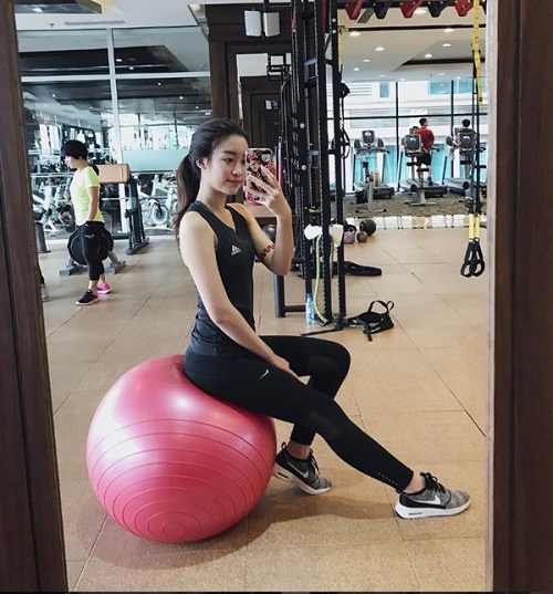 Khó rời mắt ngắm hoa hậu Mỹ Linh đổ mồ hôi tại phòng gym - 4