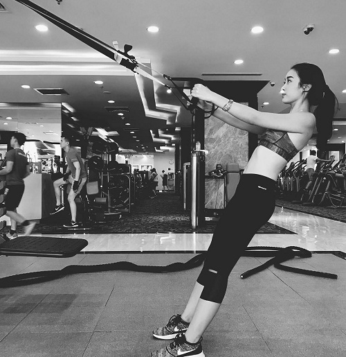 Khó rời mắt ngắm hoa hậu Mỹ Linh đổ mồ hôi tại phòng gym - 8