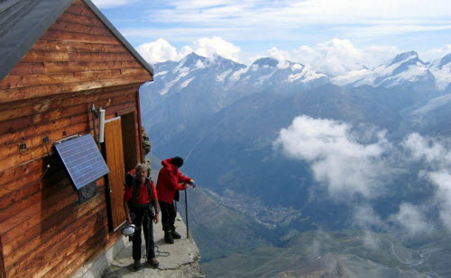 Ngôi nhà cô đơn nhất thế giới trên vách núi cheo leo