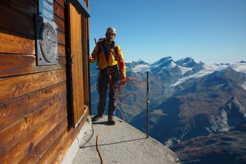 Ngôi nhà cô đơn nhất thế giới trên vách núi cheo leo - 6