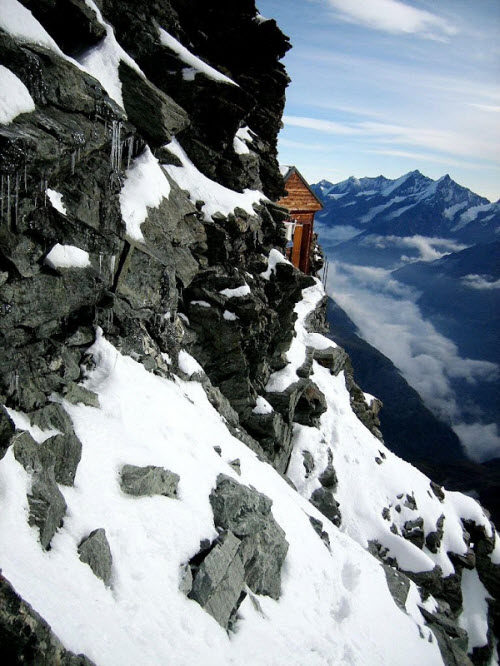 Ngôi nhà cô đơn nhất thế giới trên vách núi cheo leo - 7