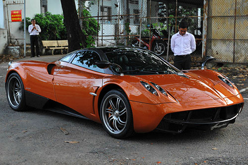 Pagani Huayra 80 tỷ đồng đi bấm biển số ở TP.HCM Pagani Huayra 80 tỷ đồng đi bấm biển số ở TP.HCM