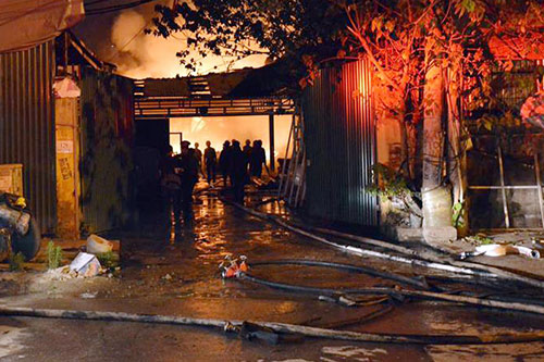HN: Cháy dữ dội garage ô tô sát chùa Ngòi, người dân hoảng loạn - 1