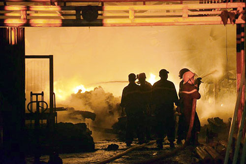 HN: Cháy dữ dội garage ô tô sát chùa Ngòi, người dân hoảng loạn - 4