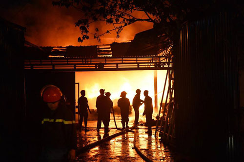 HN: Cháy dữ dội garage ô tô sát chùa Ngòi, người dân hoảng loạn - 5