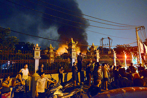 HN: Cháy dữ dội garage ô tô sát chùa Ngòi, người dân hoảng loạn - 2