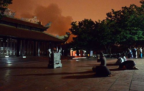 HN: Cháy dữ dội garage ô tô sát chùa Ngòi, người dân hoảng loạn - 6