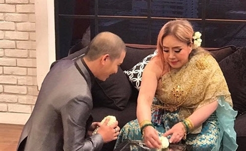 Phi công trẻ thứ 14 đẹp trai của nữ đại gia Thái 58 tuổi - 7