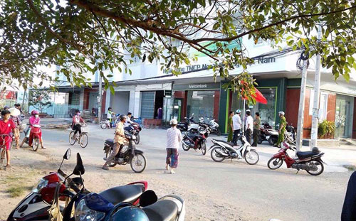 Bịt mặt dùng súng xông vào ngân hàng cướp hơn 2 tỉ đồng Bịt mặt dùng súng xông vào ngân hàng cướp hơn 2 tỉ đồng