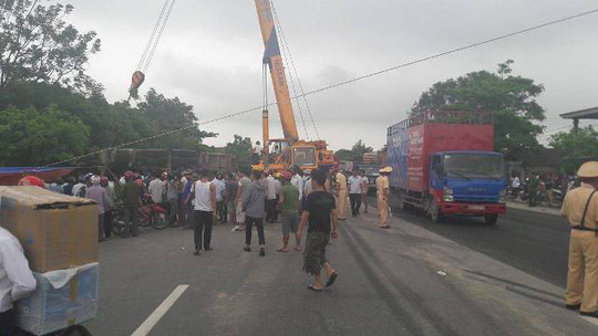 Xe tải tông trực diện, 2 ông bà tử vong, cháu bé gãy chân Xe tải tông trực diện, 2 ông bà tử vong, cháu bé gãy chân