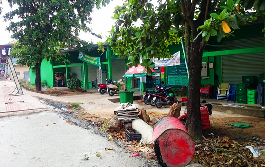 Chồng đâm vợ trong cửa hàng rồi tự sát Chồng đâm vợ trong cửa hàng rồi tự sát