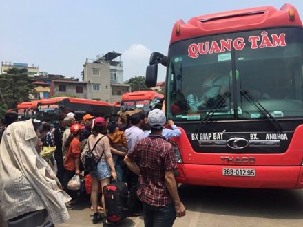 Nhồi nhét trên xe khách rời Hà Nội về quê nghỉ lễ 30/4 Nhồi nhét trên xe khách rời Hà Nội về quê nghỉ lễ 30/4
