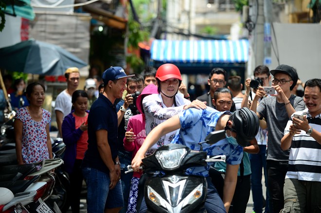 Có xế hộp 2,3 tỷ, Hoài Linh vẫn ôm vật này khi &#34;trốn viện&#34; chạy show - 10