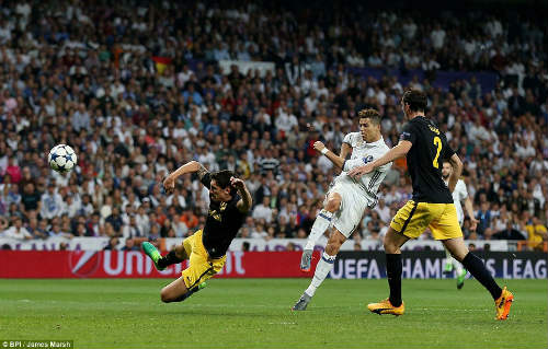 Ronaldo thăng hoa cúp C1: Messi, Griezmann hụt hơi đua QBV - 1