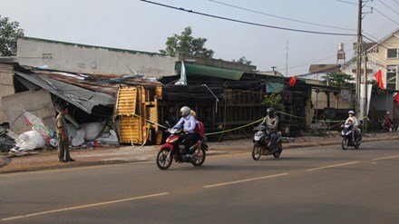 Xe đầu kéo ủi sập 3 nhà dân sau cú lật kinh hoàng trong đêm Xe đầu kéo ủi sập 3 nhà dân sau cú lật kinh hoàng trong đêm
