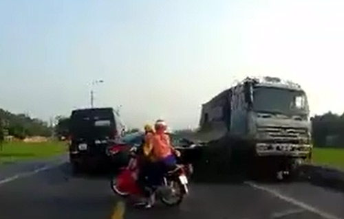 Nóng trong ngày: CSGT Huế tử vong sau va chạm với người vi phạm Nóng trong ngày: CSGT Huế tử vong sau va chạm với người vi phạm
