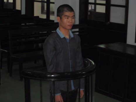 Đi tù vì cắn tay CA phường, ra tù lại làm đứt tai CA xã Đi tù vì cắn tay CA phường, ra tù lại làm đứt tai CA xã