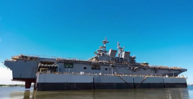 Video: Mỹ hạ thủy siêu tàu đổ bộ “khủng” nhất thế giới - 2