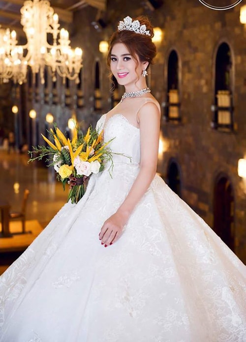 Lâm Khánh Chi mặc áo cưới xuyên thấu nuột nà bên chồng trẻ Lâm Khánh Chi mặc áo cưới xuyên thấu nuột nà bên chồng trẻ