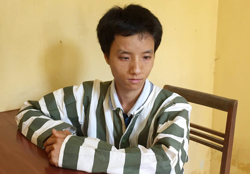 Ngồi lên đùi chú hàng xóm, bé gái bị giở trò đồi bại Ngồi lên đùi chú hàng xóm, bé gái bị giở trò đồi bại
