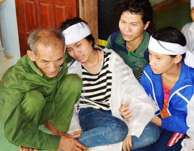 Đồ vật 3 nạn nhân bị sét đánh chết cùng mang theo lúc đào huyệt - 1