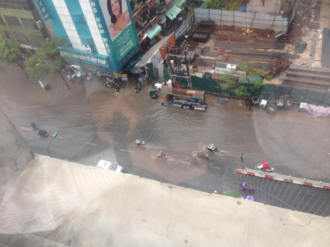 HN bất ngờ mưa lớn đầu hè, người dân “bơi” trong nước - 4