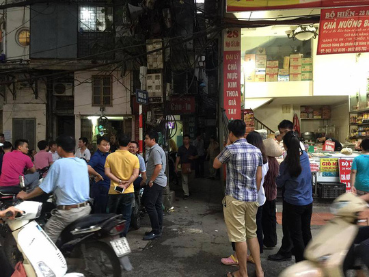 Sau khi đâm người nhiều nhát, cầm dao về nhà cố thủ Sau khi đâm người nhiều nhát, cầm dao về nhà cố thủ