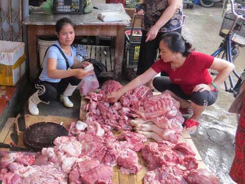 Thông tin mới vụ sạp thịt lợn giá rẻ bị hắt dầu luyn Thông tin mới vụ sạp thịt lợn giá rẻ bị hắt dầu luyn
