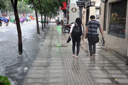 &#34;Sóng&#34; cao gần 2m trên phố Sài Gòn sau cơn mưa như trút nước - 13