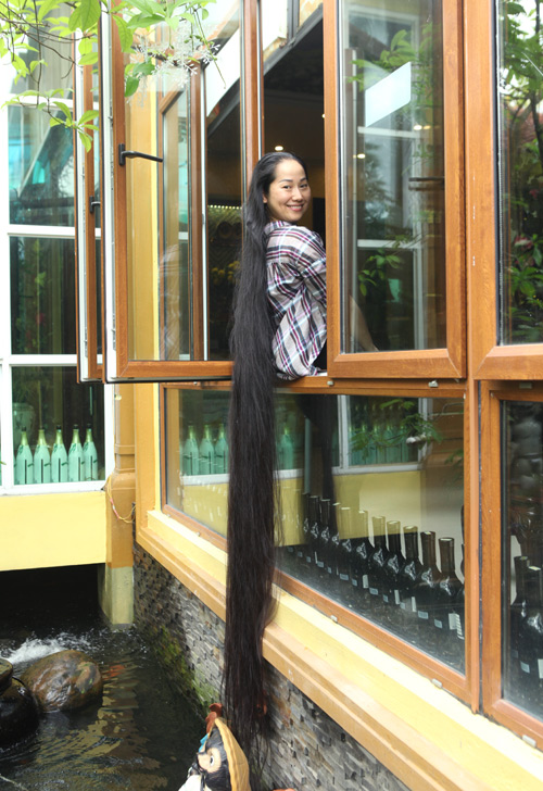 Người phụ nữ có mái tóc dài nhất VN: "Cả gia đình tôi phải ngủ ngược giường" Người phụ nữ có mái tóc dài nhất VN: "Cả gia đình tôi phải ngủ ngược giường"