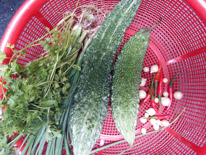 Ngon, ngọt cá chuồn nấu canh khổ qua - 1