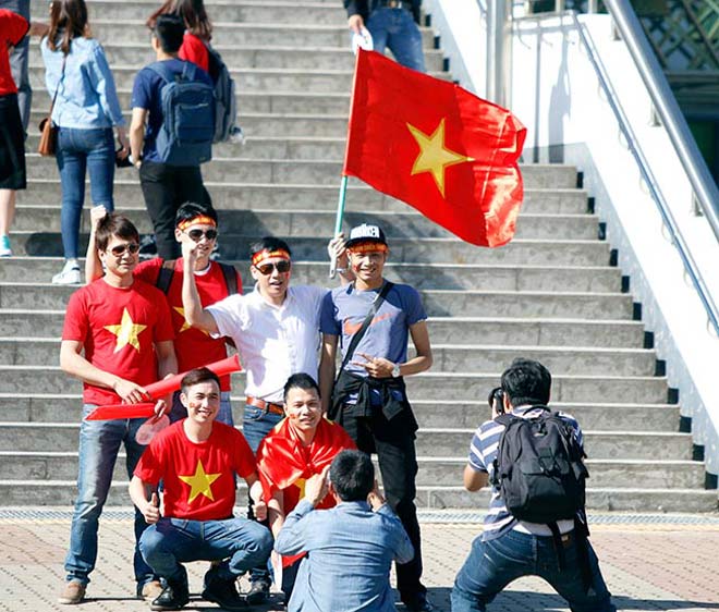 Thiếu nữ Hàn xinh tươi cổ vũ U20 Việt Nam đến phút cuối Thiếu nữ Hàn xinh tươi cổ vũ U20 Việt Nam đến phút cuối