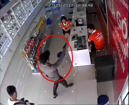 Vụ cướp siêu thị điện thoại: Bị uy hiếp, nữ nhân viên sợ cứng người Vụ cướp siêu thị điện thoại: Bị uy hiếp, nữ nhân viên sợ cứng người