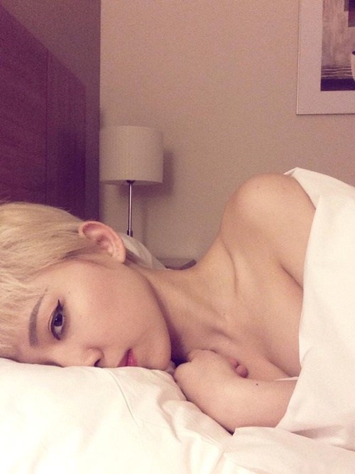 Khoe ảnh trên giường ngủ: Hà Hồ, Elly Trần sexy vô đối! - 2