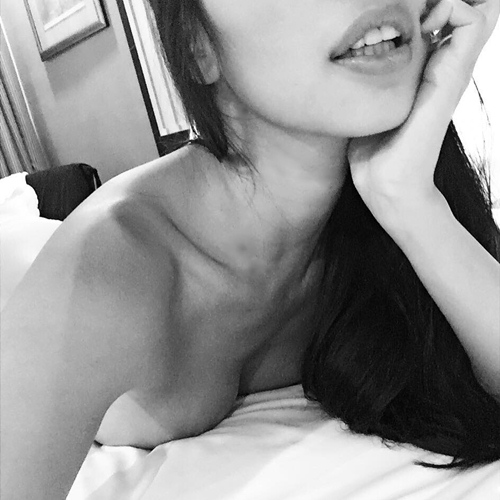 Khoe ảnh trên giường ngủ: Hà Hồ, Elly Trần sexy vô đối! - 9