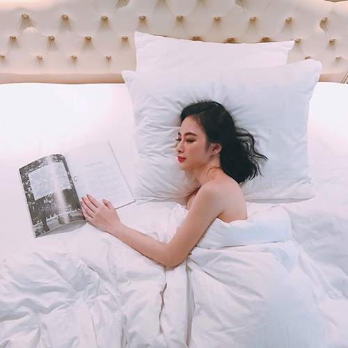 Khoe ảnh trên giường ngủ: Hà Hồ, Elly Trần sexy vô đối! - 11