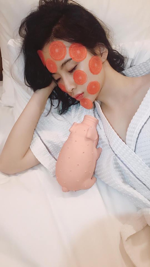 Khoe ảnh trên giường ngủ: Hà Hồ, Elly Trần sexy vô đối! - 12