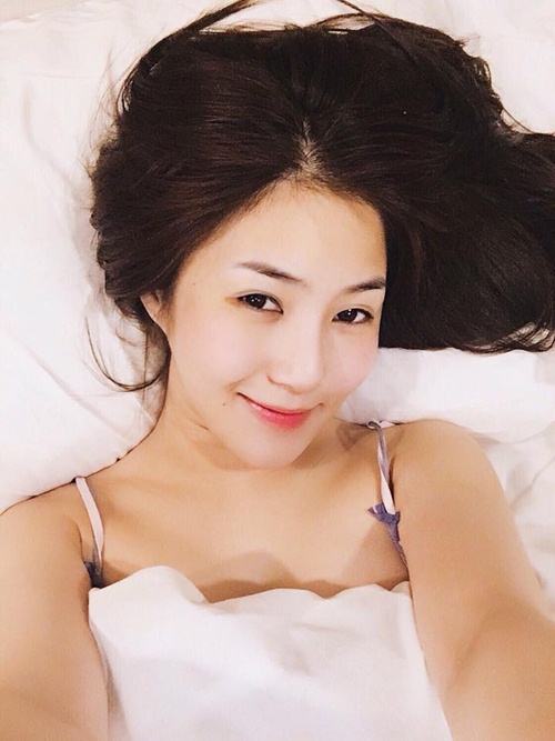 Khoe ảnh trên giường ngủ: Hà Hồ, Elly Trần sexy vô đối! - 13