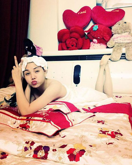 Khoe ảnh trên giường ngủ: Hà Hồ, Elly Trần sexy vô đối! - 14