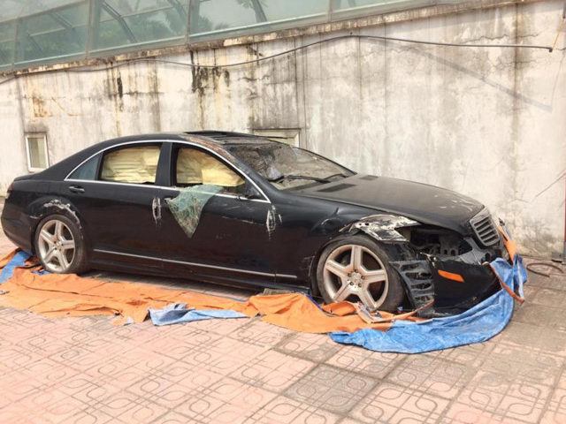 Xót xa Mercedes-Benz S550 bị bỏ hoang ở Hà Nội Xót xa Mercedes-Benz S550 bị bỏ hoang ở Hà Nội
