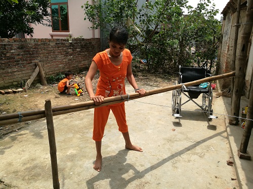 Xót xa cậu bé 4 tuổi làm trụ cột gia đình, chăm mẹ liệt hai chân - 4