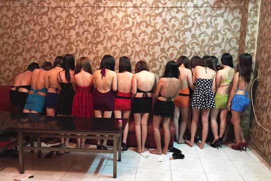 Đột kích nhà hàng cho tiếp viên mặc bikini ngồi trên đùi khách Đột kích nhà hàng cho tiếp viên mặc bikini ngồi trên đùi khách