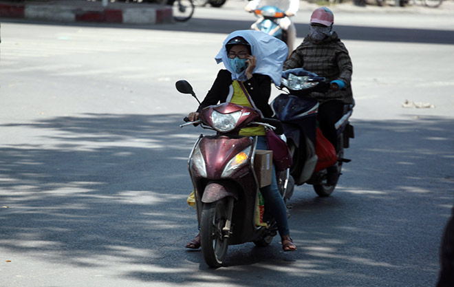 Người Hà Nội "cố thủ" trong nhà trốn nắng, phố phường vắng hoe Người Hà Nội "cố thủ" trong nhà trốn nắng, phố phường vắng hoe